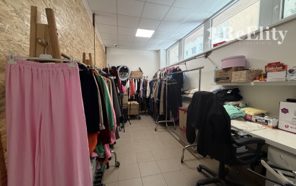 NA PRENÁJOM – Atraktívny obchodný priestor s veľkým výkladom (79 m²), Vrútky