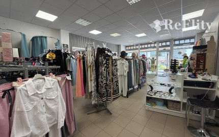 NA PRENÁJOM – Atraktívny obchodný priestor s veľkým výkladom (79 m²), Vrútky