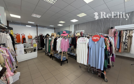 NA PRENÁJOM – Atraktívny obchodný priestor s veľkým výkladom (79 m²), Vrútky