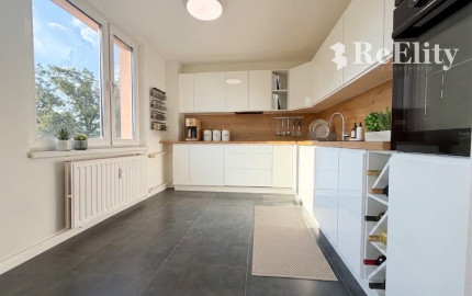 Nadštandardný 3-izbový byt po kompletnej rekonštrukcii (85 m²) s veľkým balkónom