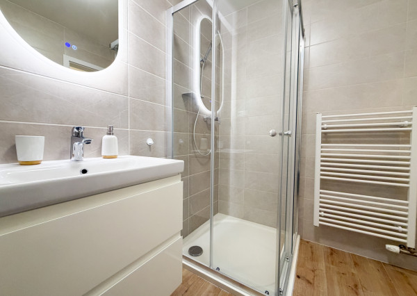 Na prenájom: Moderný 2-izbový byt s parkovacím miestom – Martin, Priekopa