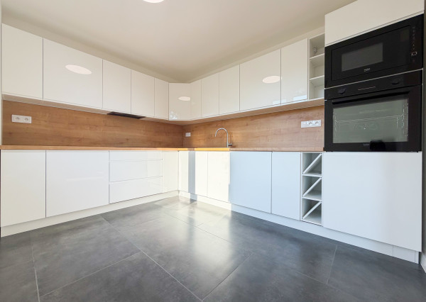 Nadštandardný 3-izbový byt po kompletnej rekonštrukcii (85 m²) s veľkým balkónom