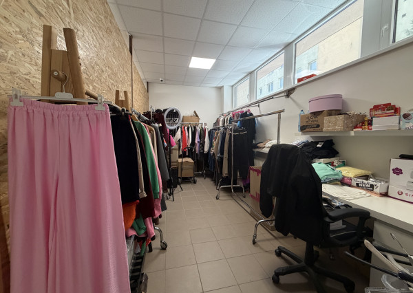 NA PRENÁJOM – Atraktívny obchodný priestor s veľkým výkladom (79 m²), Vrútky