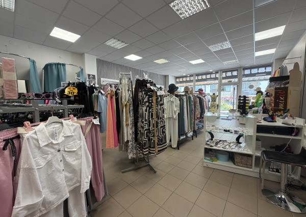 NA PRENÁJOM – Atraktívny obchodný priestor s veľkým výkladom (79 m²), Vrútky