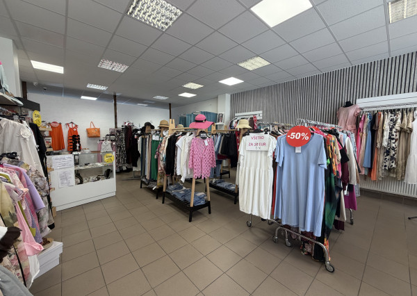 NA PRENÁJOM – Atraktívny obchodný priestor s veľkým výkladom (79 m²), Vrútky