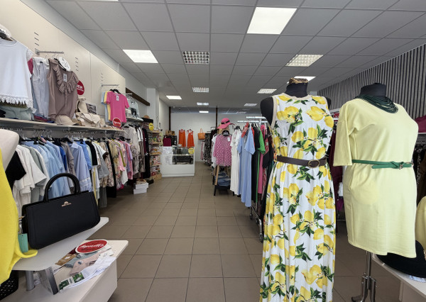 NA PRENÁJOM – Atraktívny obchodný priestor s veľkým výkladom (79 m²), Vrútky