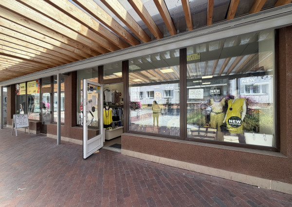 NA PRENÁJOM – Atraktívny obchodný priestor s veľkým výkladom (79 m²), Vrútky