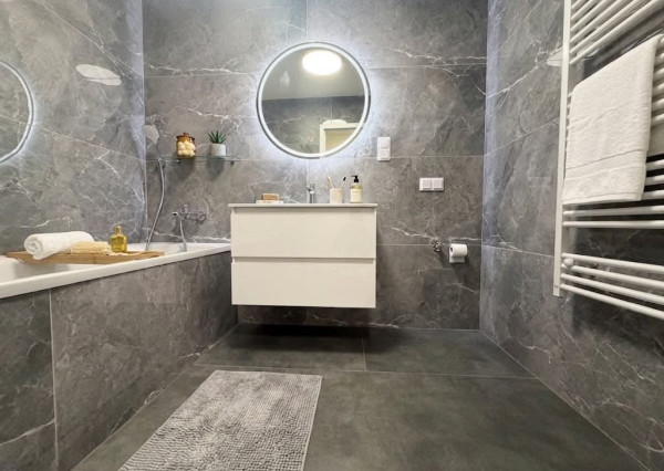 Nadštandardný 3-izbový byt po kompletnej rekonštrukcii (85 m²) s veľkým balkónom