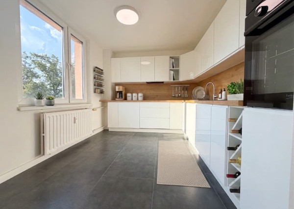 Nadštandardný 3-izbový byt po kompletnej rekonštrukcii (85 m²) s veľkým balkónom