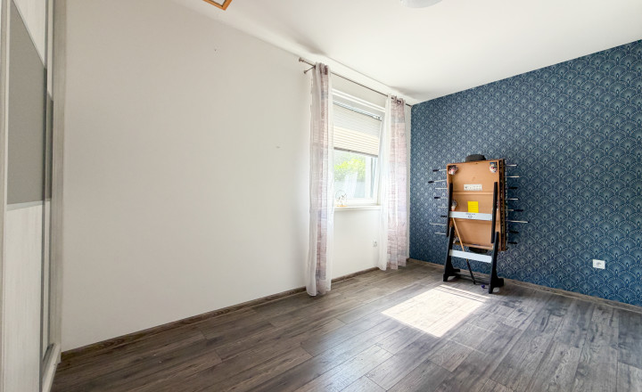 4-izbový bungalov s veľkým pozemkom a nádhernými výhľadmi – Necpaly - fotografia 14