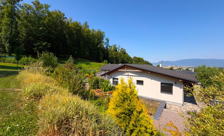 4-izbový bungalov s veľkým pozemkom a nádhernými výhľadmi – Necpaly - fotografia 6