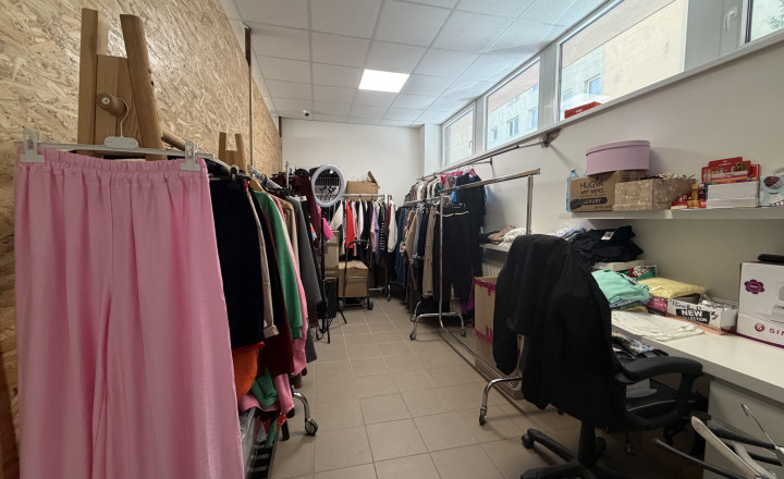 NA PRENÁJOM – Atraktívny obchodný priestor s veľkým výkladom (79 m²), Vrútky - fotografia 6