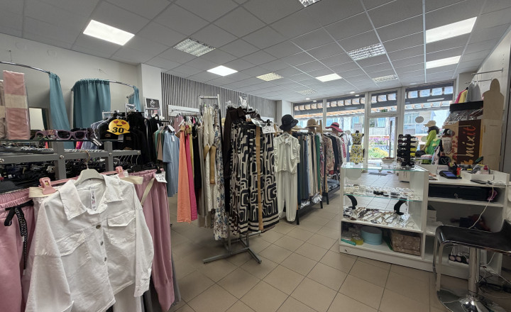 NA PRENÁJOM – Atraktívny obchodný priestor s veľkým výkladom (79 m²), Vrútky - fotografia 3