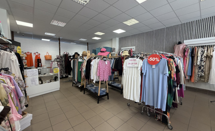 NA PRENÁJOM – Atraktívny obchodný priestor s veľkým výkladom (79 m²), Vrútky - fotografia 4