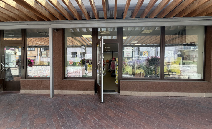 NA PRENÁJOM – Atraktívny obchodný priestor s veľkým výkladom (79 m²), Vrútky - fotografia 2
