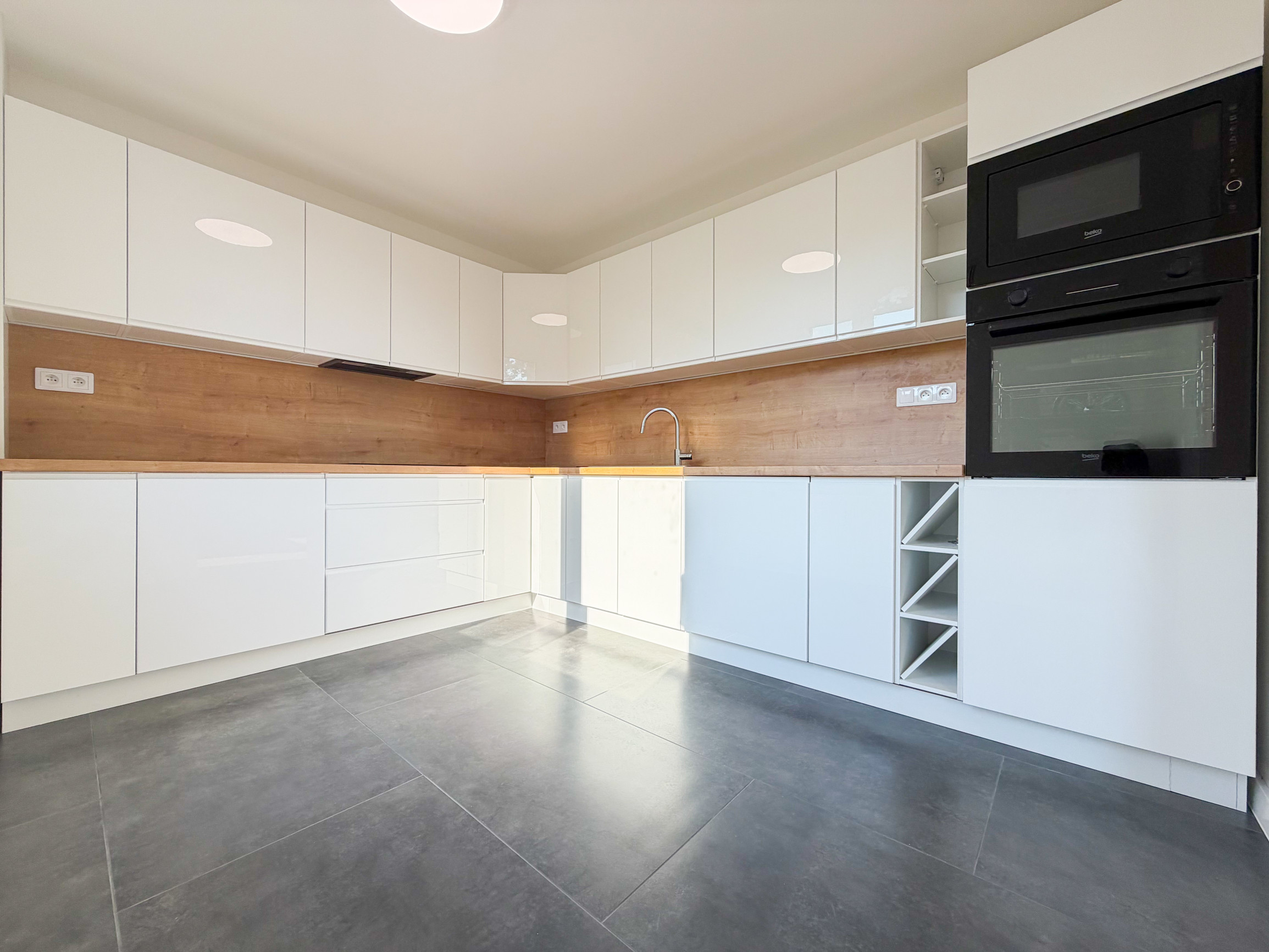 Nadštandardný 3-izbový byt po kompletnej rekonštrukcii (85 m²) s veľkým balkónom