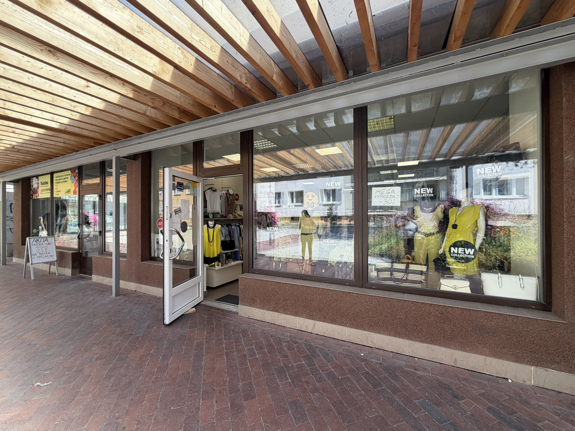 NA PRENÁJOM – Atraktívny obchodný priestor s veľkým výkladom (79 m²), Vrútky